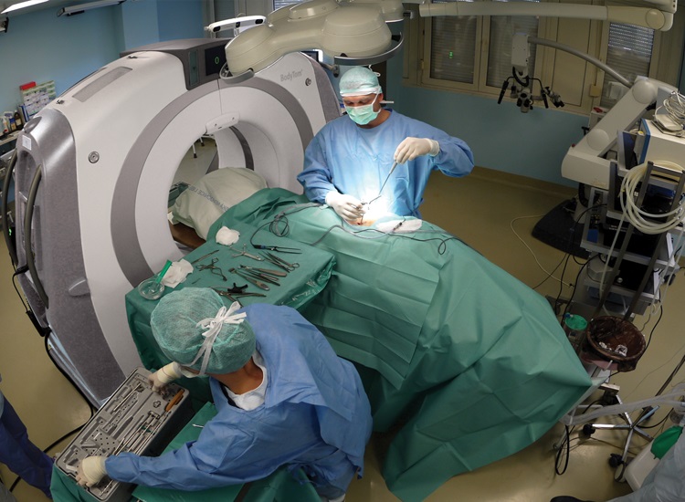 術(shù)中三維成像設(shè)備有哪些：術(shù)中CT、三維C型臂等