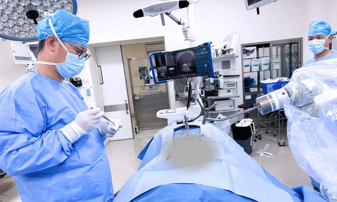 醫生使用國產機器人輔助骨科手術